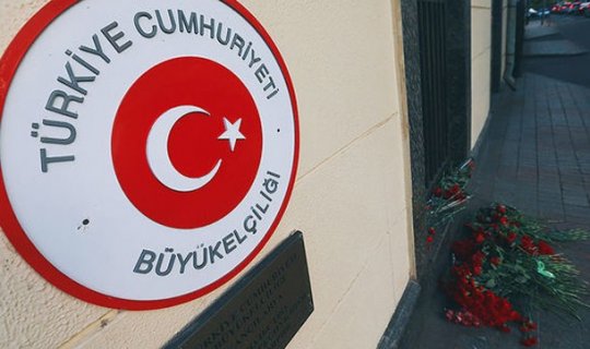 Rusiyalılar Türkiyə səfirliyinin qarşısına gül dəstələri qoyublar