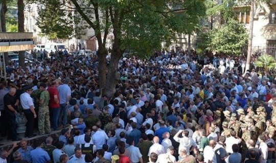 Yüzlərlə insan Abxaziya DİN-in binasına hücum çəkib