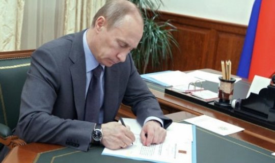 Vladimir Putin səhv qanunu imzaladı
