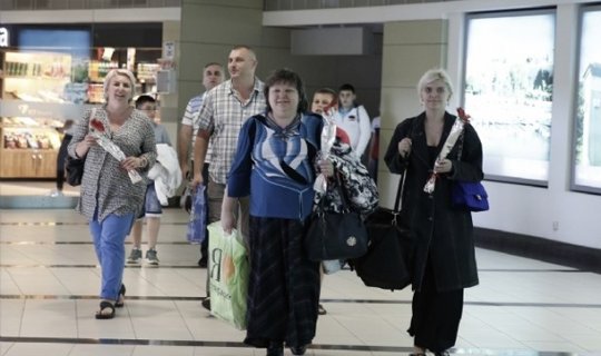 Türklər ilk rus turistləri hava limanında çiçəklərlə qarşılayıblar