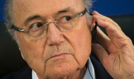 Blatterin qulağını kəsdilər