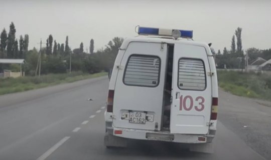 Yolda hoqqa çıxaran ambulansın qadın sərnişini: 