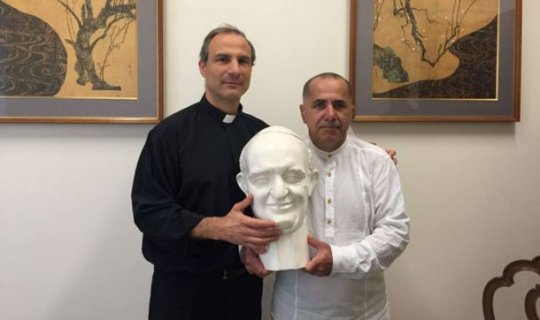 Azərbaycanlı heykəltəraş Roma Papasının portretini hazırladı