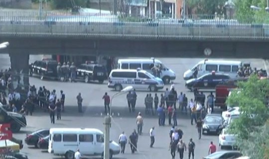 Yerevanda silahlılar polis binasını ələ keçiriblər
