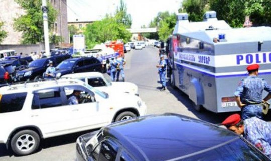 Yerevanda qiyamçılar polis maşınını yandırdı