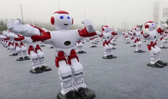 Çində rəqs edən robotların fləşmobu keçirildi