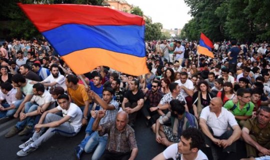 Ermənistan ayağa qalxdı