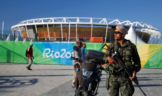 Rio polisi oğurlanmış 20 000 dolları tapdı