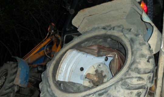 Yevlaxda avtomobillə traktor toqquşdu