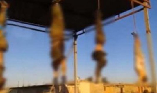 İŞİD 19 suriyalını ayağından asdı