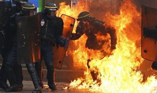 Parisdə etirazçılar və polis arasında qarşıdurma olub
