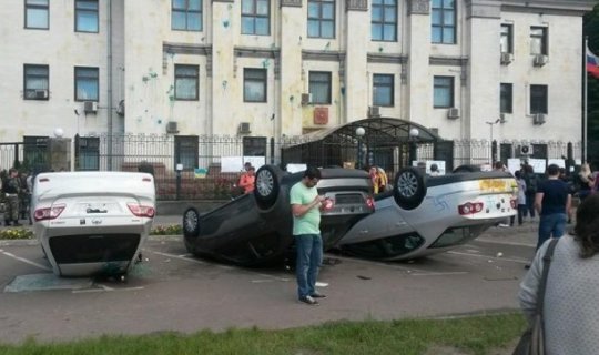 Rusiyanın Ukraynadakı səfirliyinə hücum Moskvanı hiddətləndirdi
