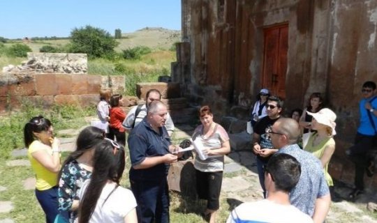 Erməni müəllif: Bakıda yeni məktəblər açılır, Ermənistanda isə məktəbə gedənlərin sayı azalır