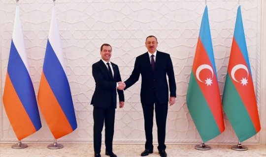 Prezident İlham Əliyev Dmitri Medvedevi təbrik edib