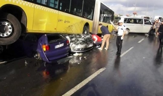 İstanbulda metrobus yoldan çıxdı