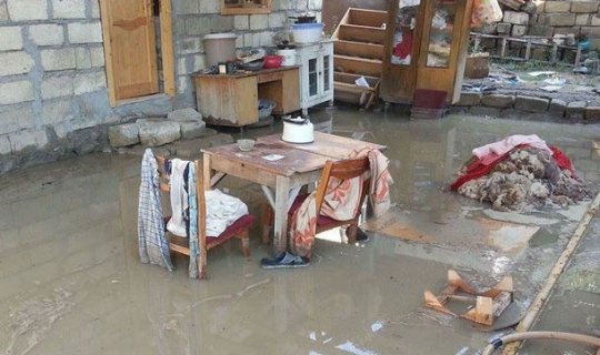 Yağış suları evlərə doldu