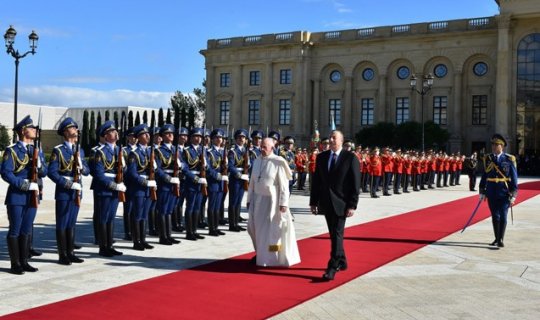 İlham Əliyev Papanı qarşıladı