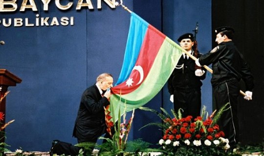 Bu gün Heydər Əliyevin ilk dəfə prezident seçildiyi gündür