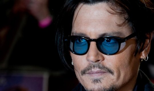 Aktyor Conni Depp \