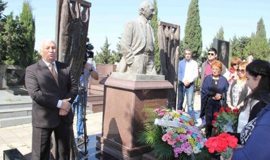 Musiqili Teatrın kollektivi Hacıbaba Bağırovun məzarını ziyarət edib