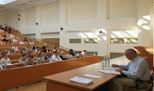 Bakıda universitet müəllimi auditoriyada öldü