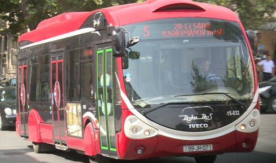 “BakuBus” avtobusu yolu keçmək istəyən piyadanı vurdu