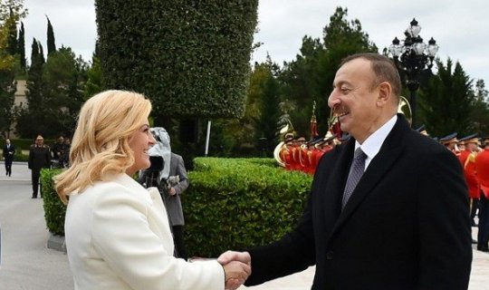 İlham Əliyev Xorvatiya prezidentini qarşıladı