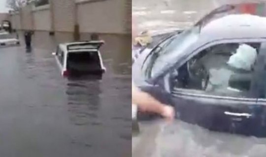 Yağışdan sonra avtomobillər suda batdı, kanalizasiya fontan vurdu