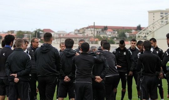 Azarkeşlər “Neftçi” futbolçularını başlarını kəsməklə hədələdi