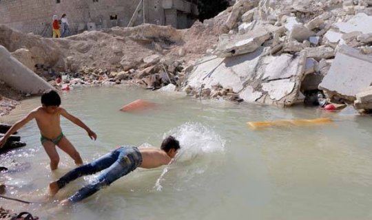 Suriyada bomba çuxurları uşaqların oyun meydançasına çevrildi