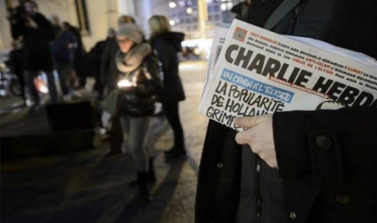 “Charlie Hebdo” Trampla məzələndi