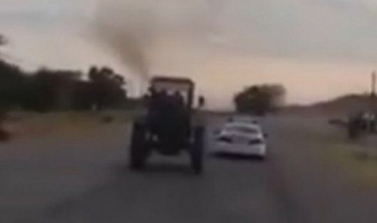 Traktor sürücüsü yol polisini “qovdu”