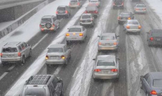 Bakıda yollar buz bağlayıb