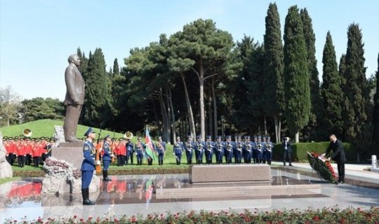 Prezident və ailə üzvləri Heydər Əliyevin məzarını ziyarət etdi