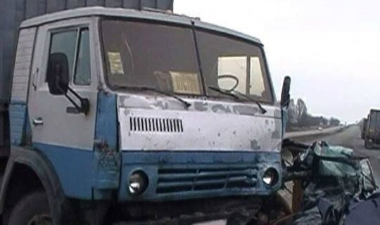 Qaradağda “Hyundai” ilə “Kamaz” toqquşub: yaralı var