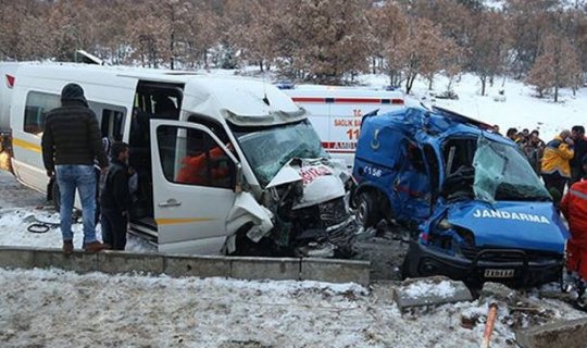 Türkiyədə hərbi maşınla avtobus toqquşdu