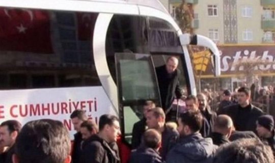 Ərdoğanı aparan avtobus mühafizəçini vurdu