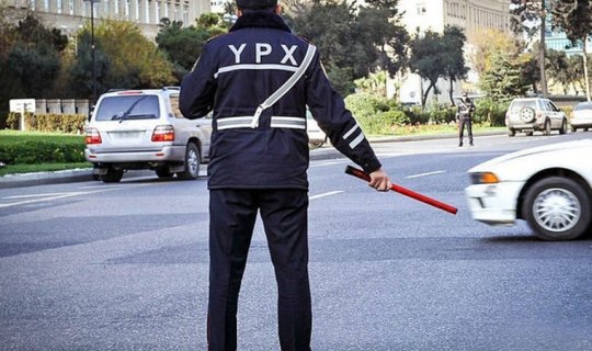 Yol polisinə kobudluq edən sürücü həbs edilib