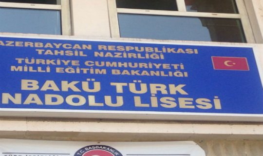 Bakıda türk liseyində direktor müavini şagirdi döydü