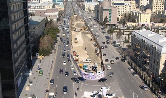 Paytaxtın mərkəzinə doğru giriş və çıxış hissəsində yenidənqurma işləri aparılır