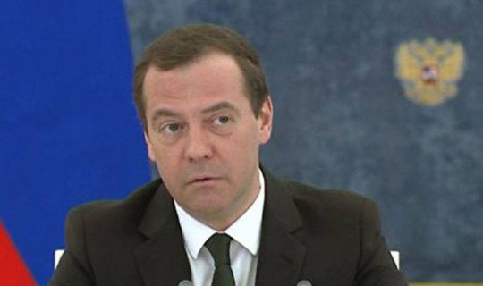 Medvedev nazirə əsəbləşdi: “Özünüz üçün müxtəlif yerlərə zəngli saatlar qoyun!