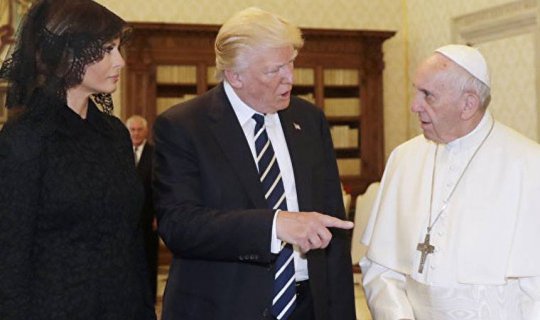 Roma Papasının verdiyi sual Melanya Trampı çaşdırdı