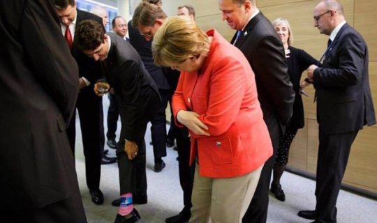 Kanadanın baş naziri Angela Merkelə corabını göstərdi