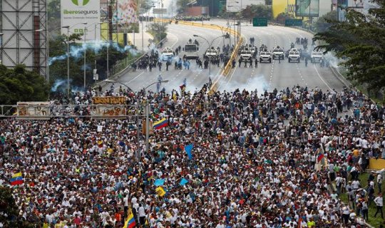 Venesuelanın paytaxtındakı nümayişlərdə 150 nəfər xəsarət aldı