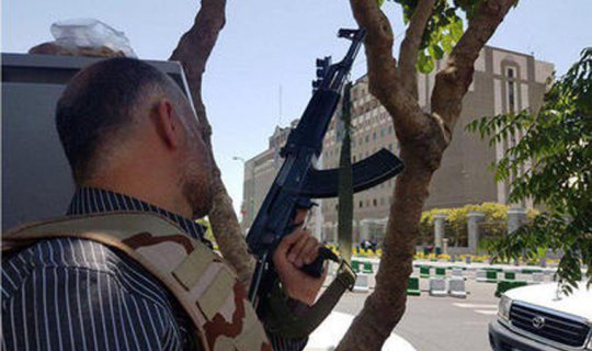Terrorçular İran parlamentinə qadın geyimində soxulublar