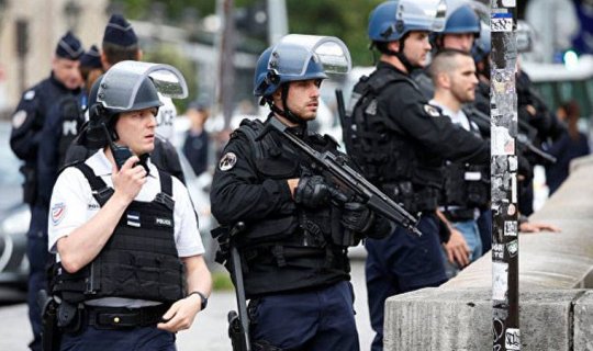 İŞİD terrorçusu Parisdə polislərə hücum etdi