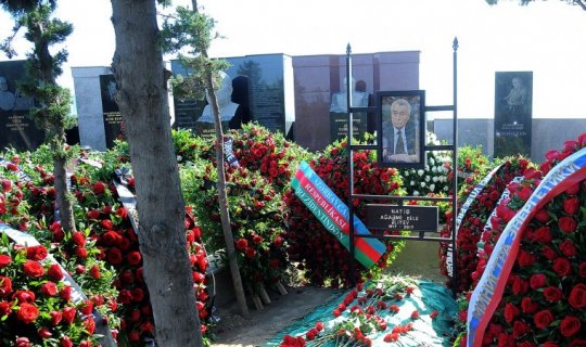 İlham Əliyev Natiq Əliyevin məzarını ziyarət etdi