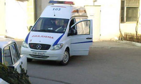 Təcili yardım avtomobili qəza törətdi, sürücü yaralandı