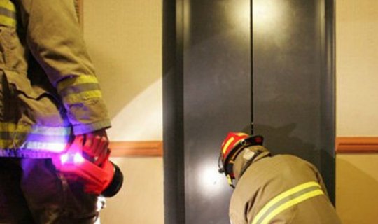 Abşeron rayonunda liftdə qalmış 9 nəfər xilas edildi