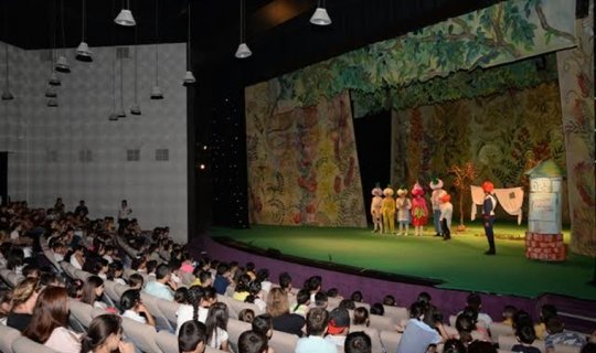 Nəsimi rayon məktəbliləri Azərbaycan Dövlət Gənc Tamaşaçılar Teatrında